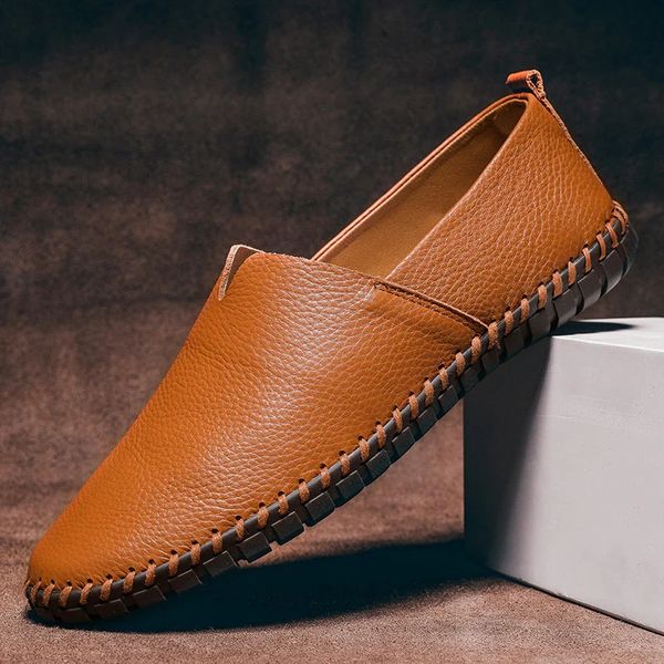 Mocassins de couro cosidos à mão