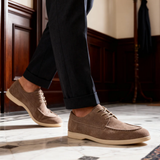 Sapatos elegantes de camurça