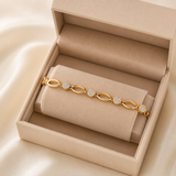 Elegante pulseira dourada com zircônia