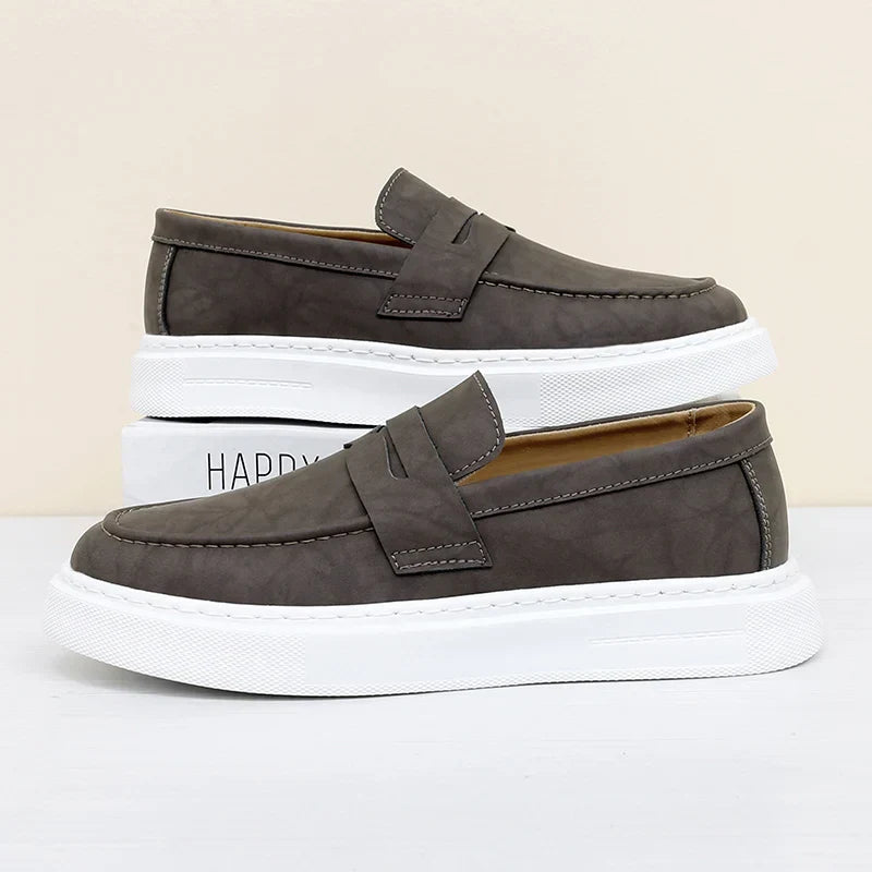 Sapatos de couro chiques