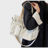 Maria. - Mala com vários bolsos