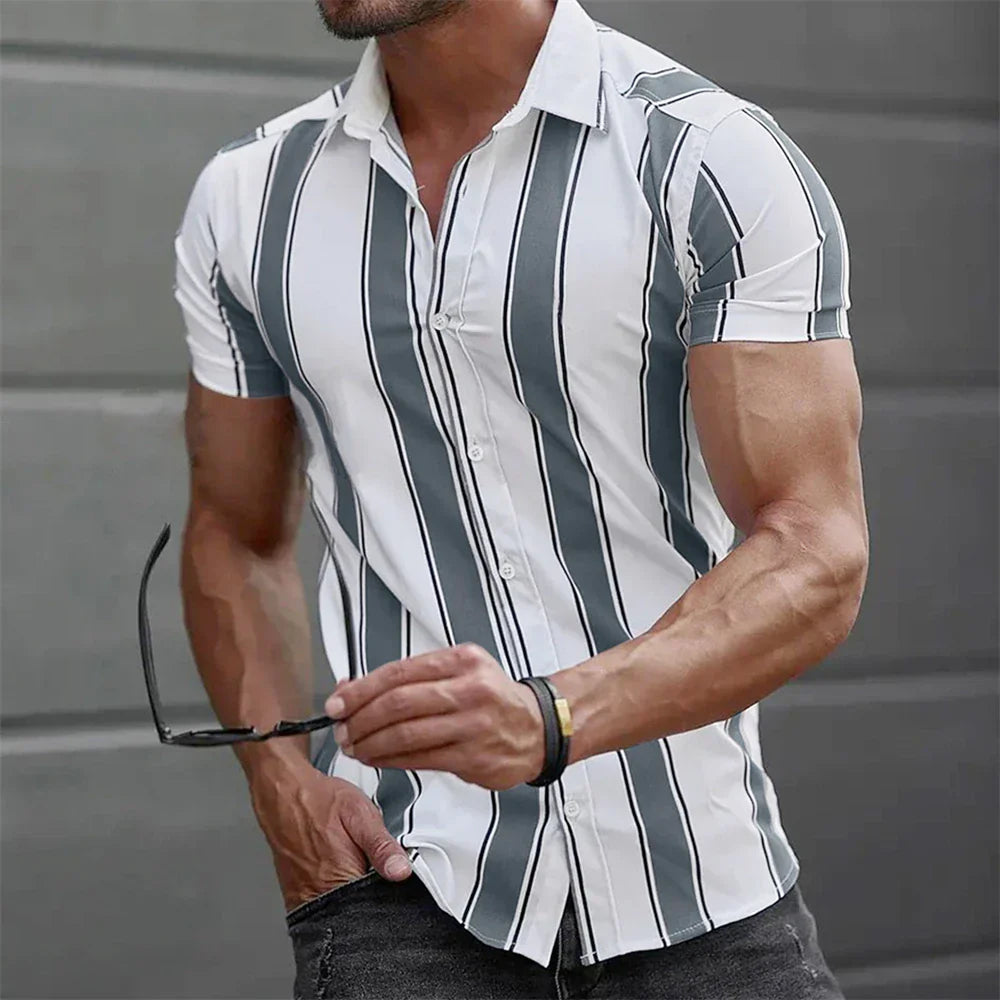 Camisa de verão de manga curta às riscas