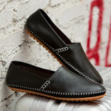 Mocassins em pele clara