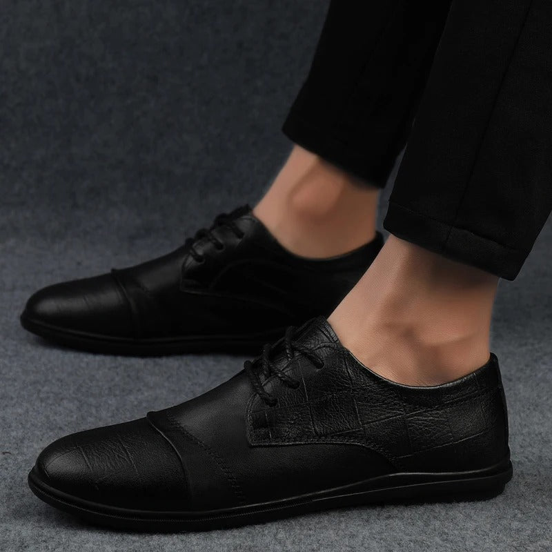 Sapatos elegantes em pele