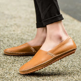 Mocassins em pele clara
