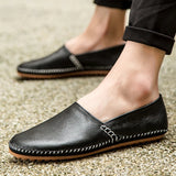 Mocassins em pele clara